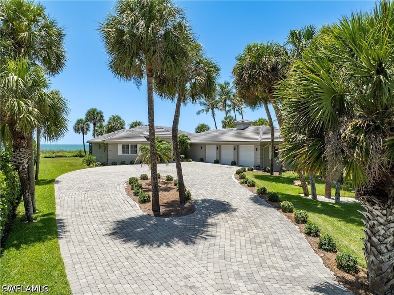 10173 Gulf Shore Dr Naples, FL 34108 | MLS 226024930 Photo 2